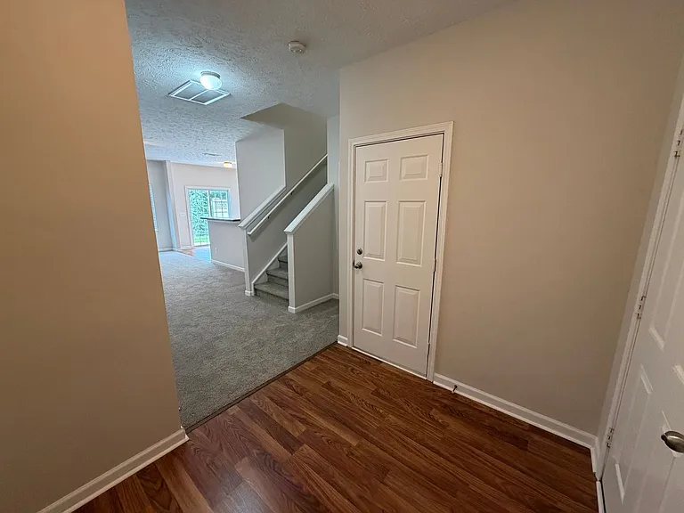 8115 Valley Oak Dr — Photo 2