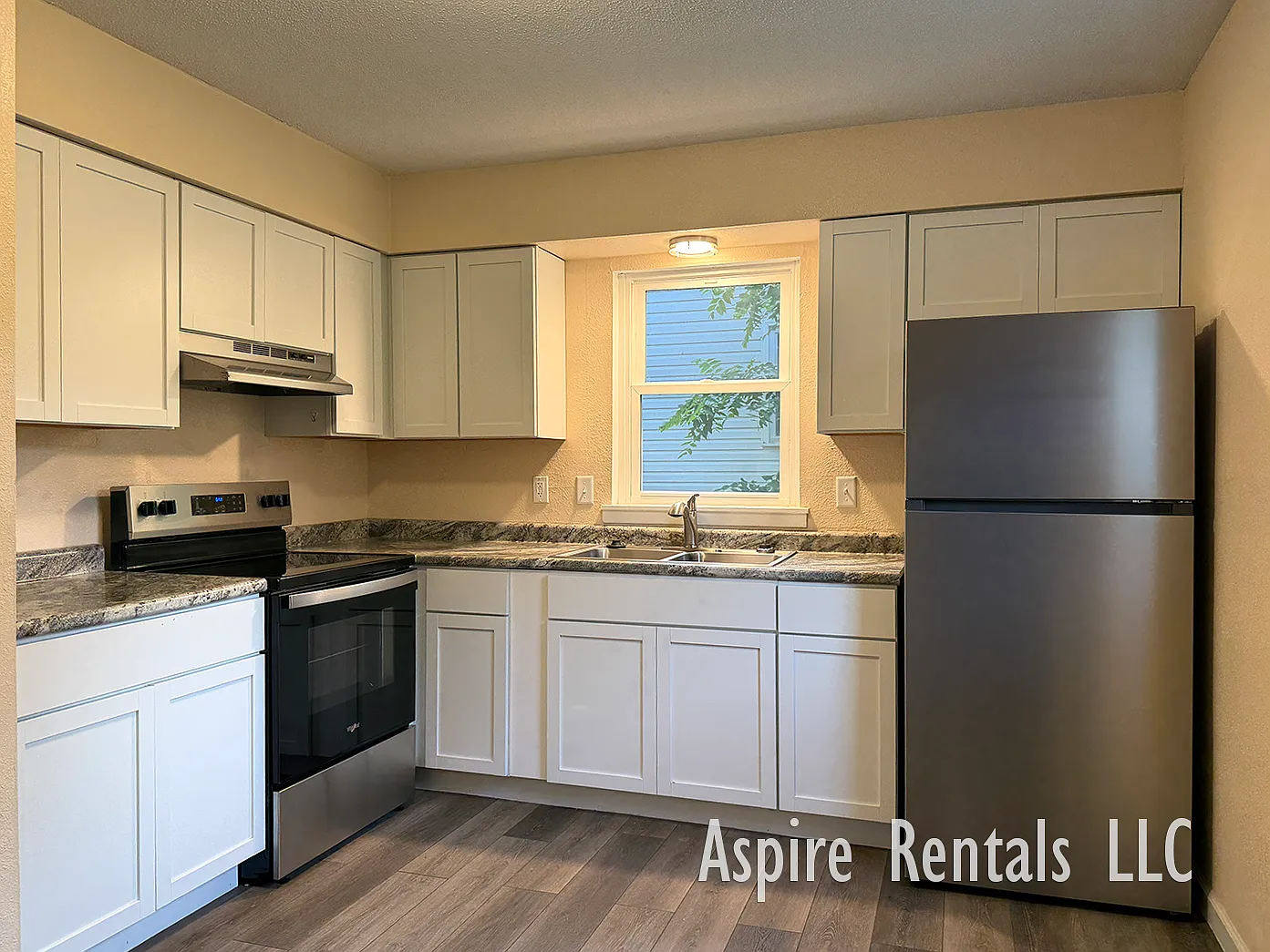 3 bed, 1.5 bath, 1029 sqft, $1,075 — Photo 2