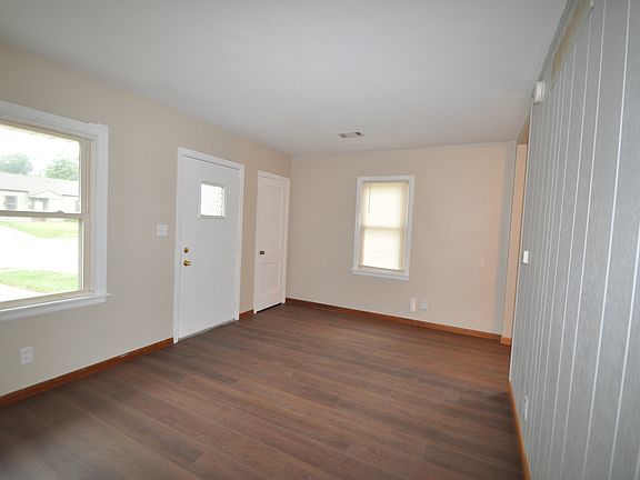 3rd image of 1852 North St