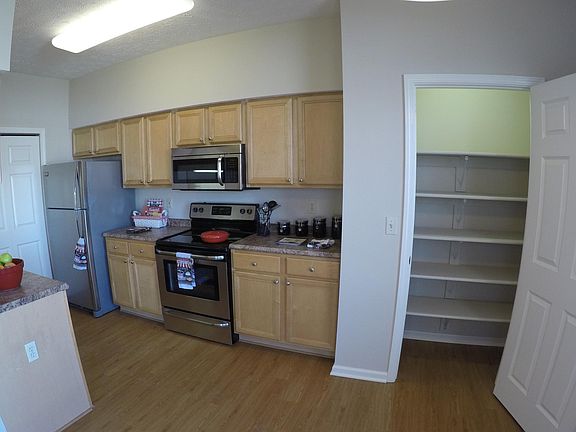 1 BR kitchen with large pantry
