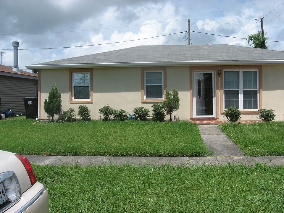 Lovely 2 bedroom/ 2 bath home. Home has separate formal dini