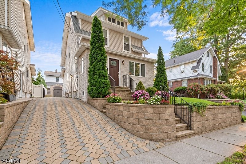 1st image of 171 Oak Ridge Ave