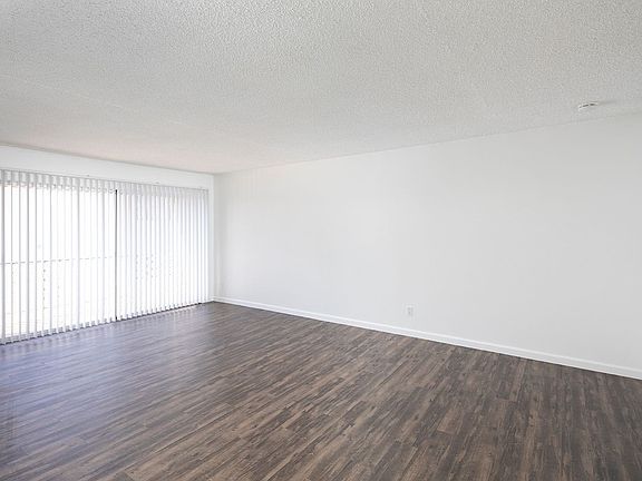 5th image of 1303 E Grand Ave #6
