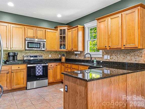 3rd image of 8 Old Farm House Rd
