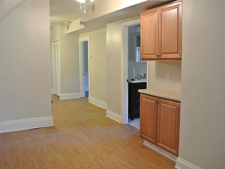 One and Two Bedroom Apartment Building — Photo 7