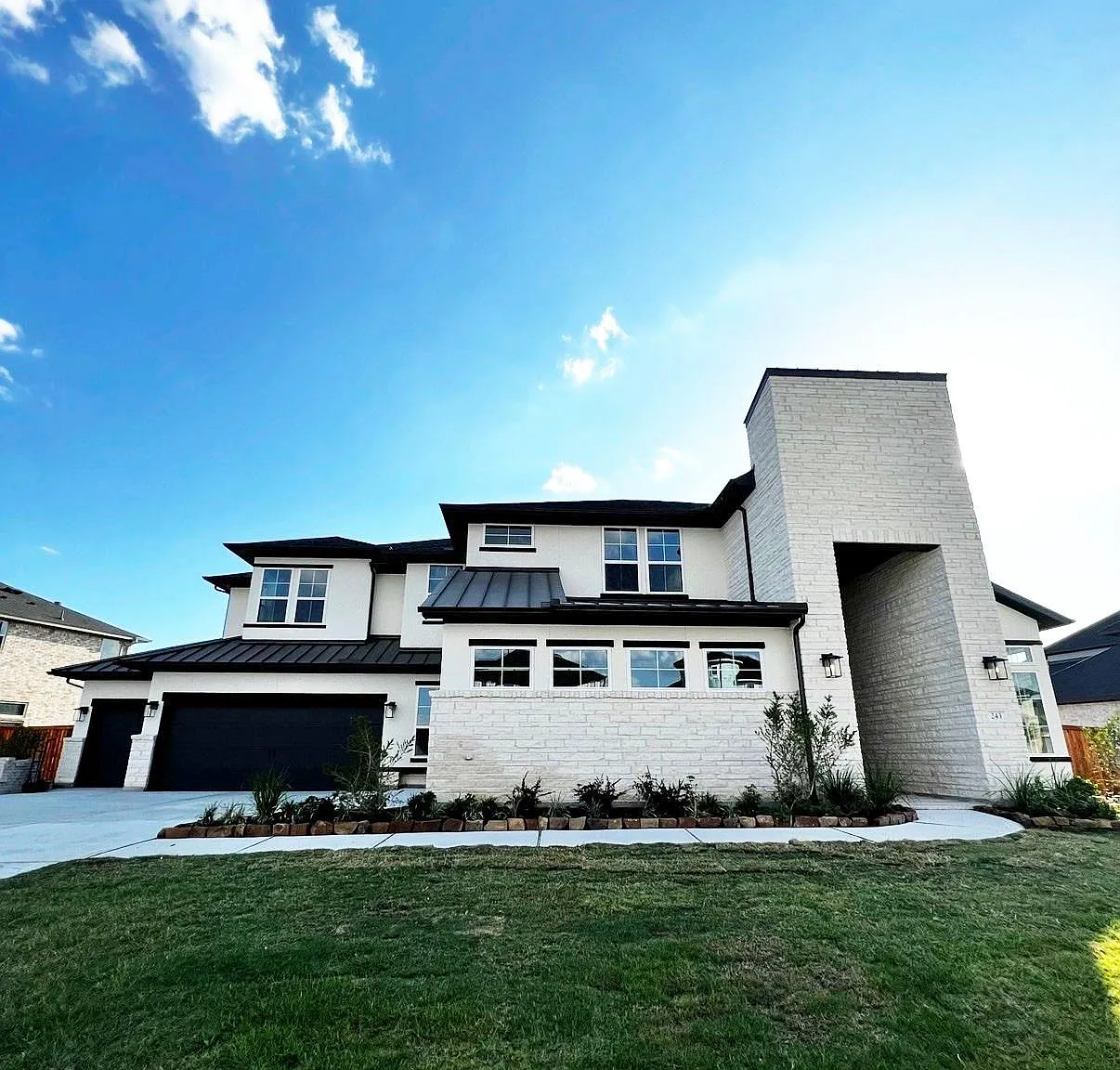 5 bed, 5.5 bath, 4720 sqft, $6,900 — Photo 1