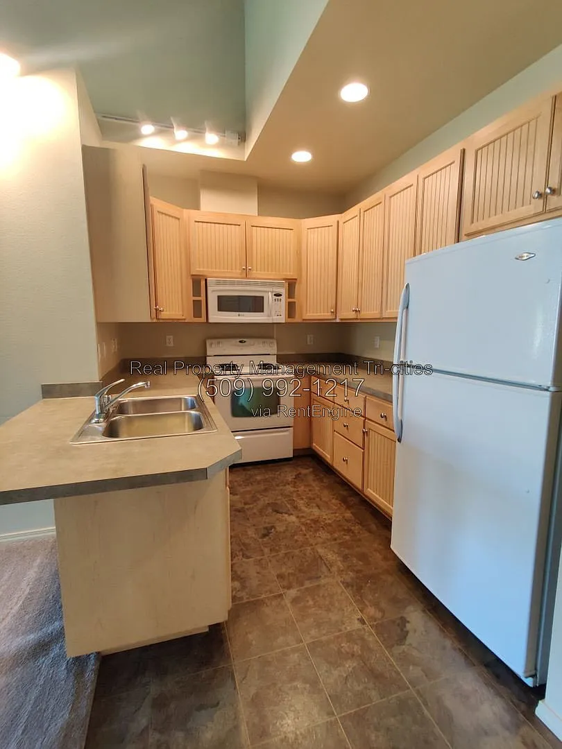 3 bed, 2.5 bath, 1700 sqft, $1,995 — Photo 4