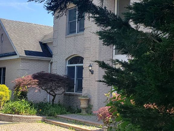 3rd image of 98 Stillwell Ln