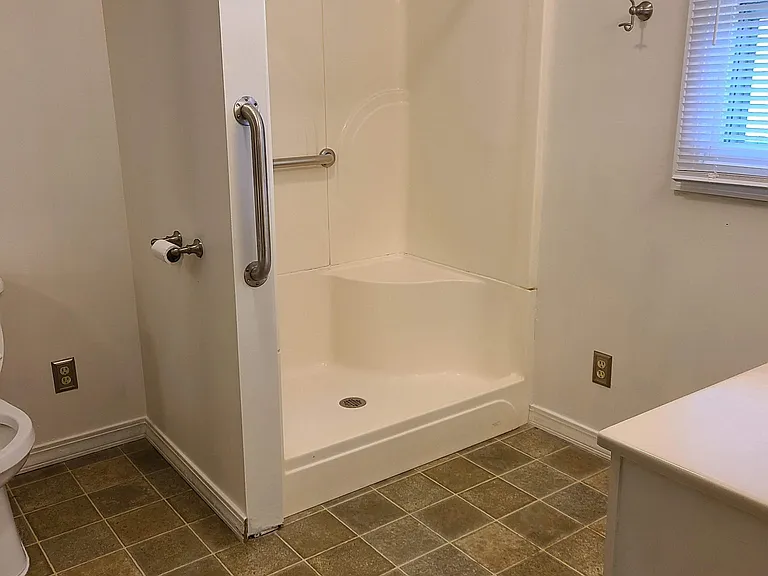 502 Crawford Ave — Photo 2