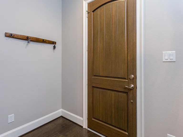 2413 Detering St — Photo 2