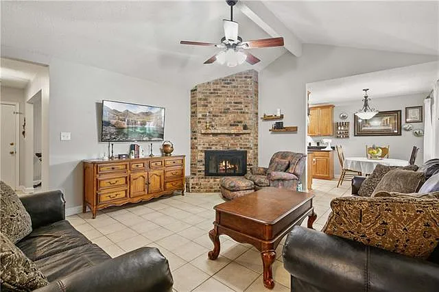 4 bed, 2.0 bath, 1774 sqft, $2,200 — Photo 2