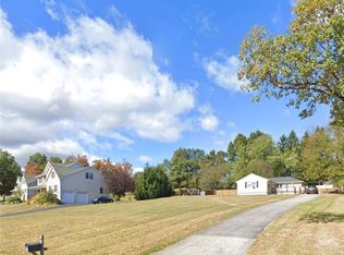 12 Coach House Ct, New Windsor, NY 12553