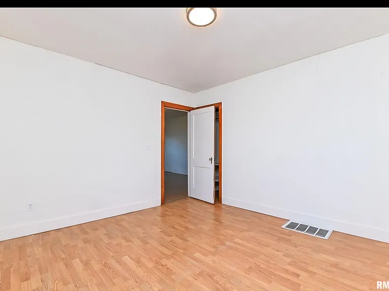 7710 S Jefferson St — Photo 2