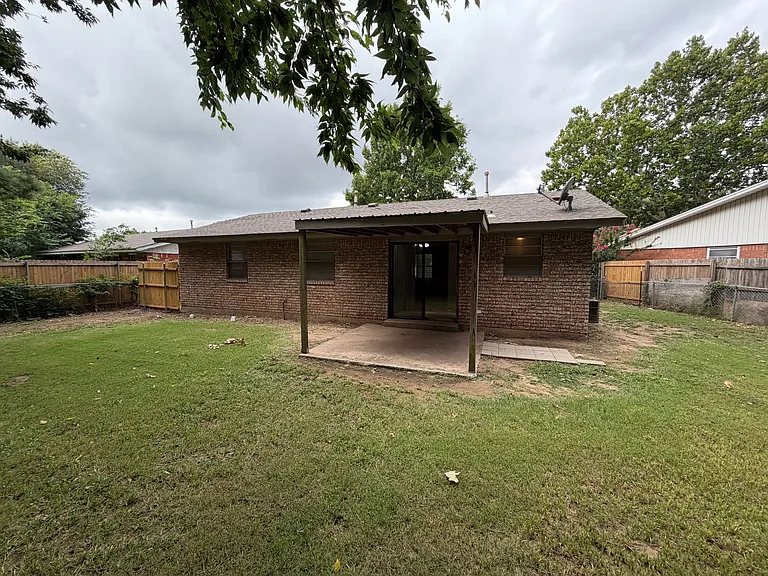 1011 Raleigh Cir — Photo 18
