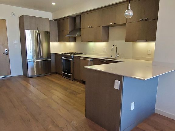 2nd image of 2652 Harrison St #305