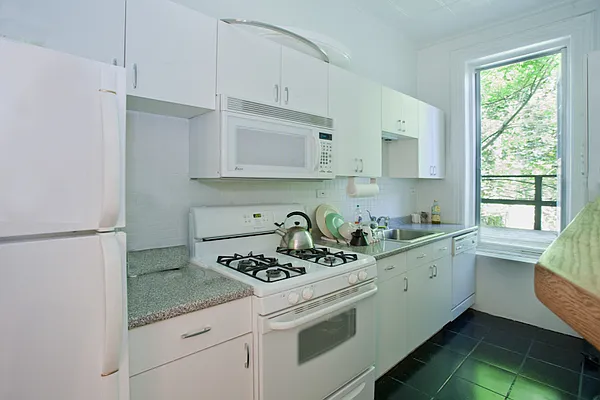 Sold by Avenue Sotheby's International Realty | media 28