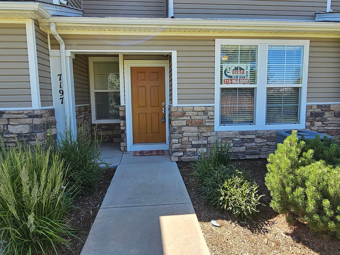 Beautiful townhome with 3 bedrooms - 2 1/2 bathrooms oversized 2 car garage in gated community to... — Photo 4