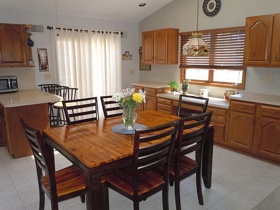 4th image of 581 Deer Ln