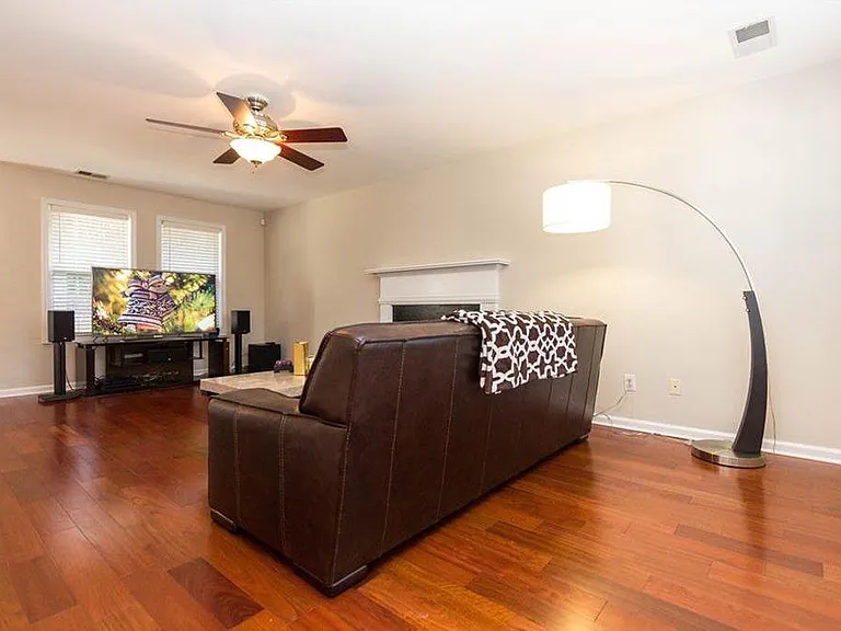 5653 Riverside Walk Dr — Photo 4