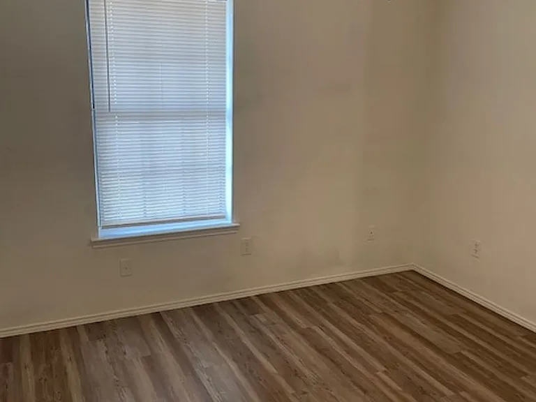 716 Woodland Ct — Photo 10