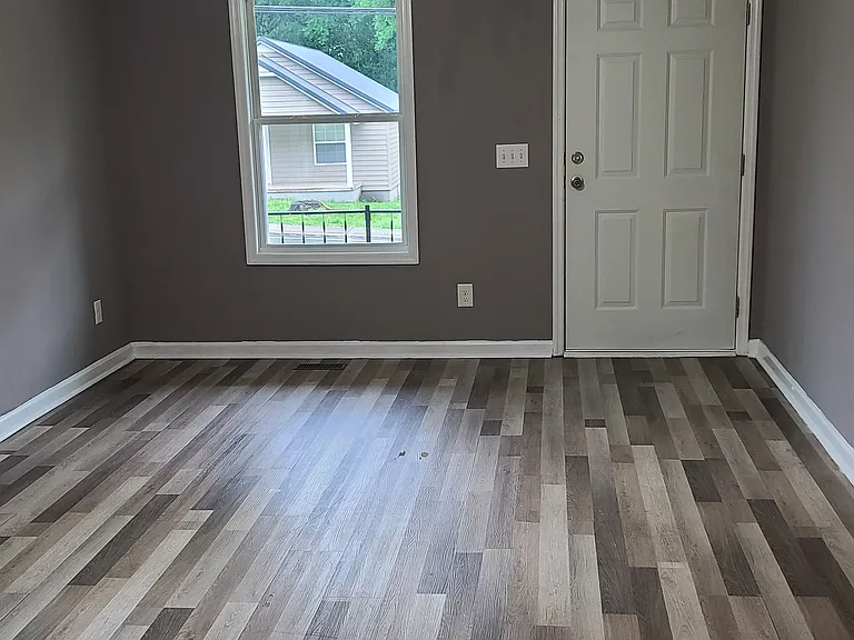 601 S Spring St — Photo 3