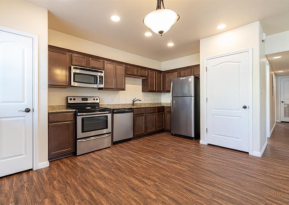 1st image of 302 W San Antonio St
