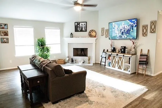 249 Crestview Dr — Photo 3