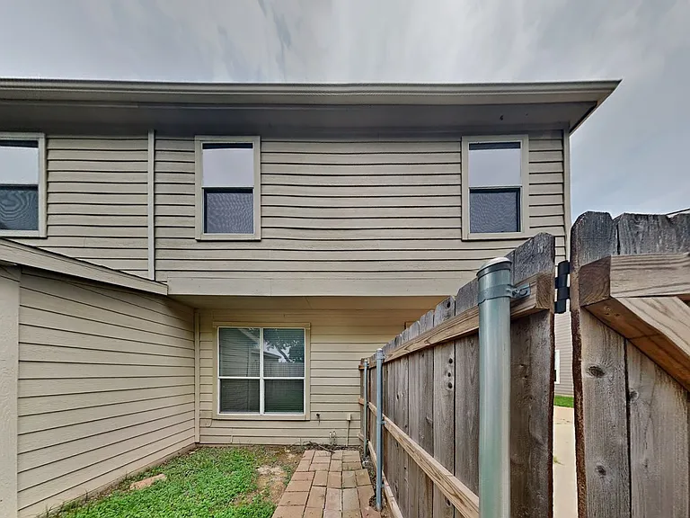 10661 Traymore Dr — Photo 15