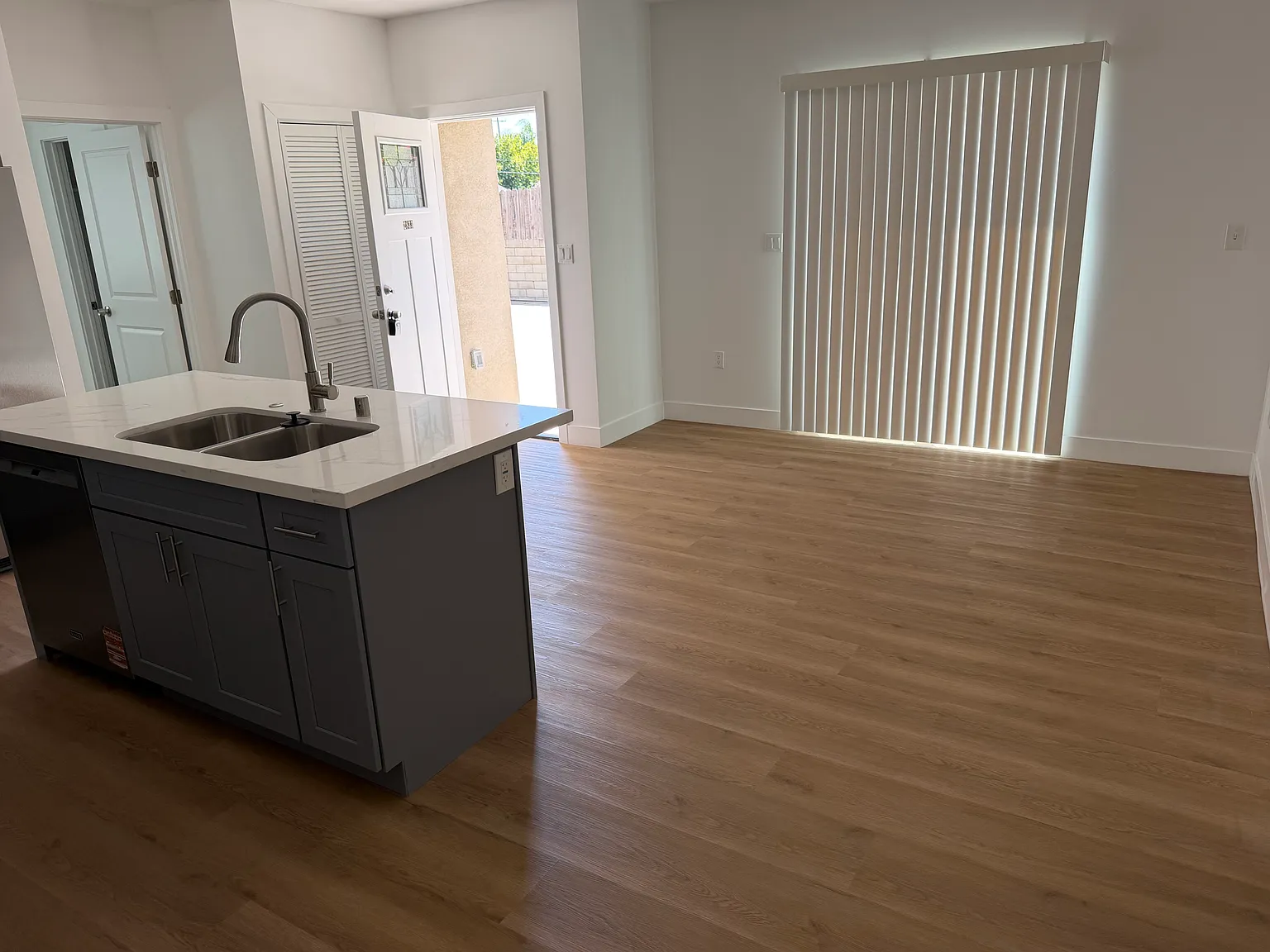 2 bed, 920 sqft, $3,695 — Photo 4