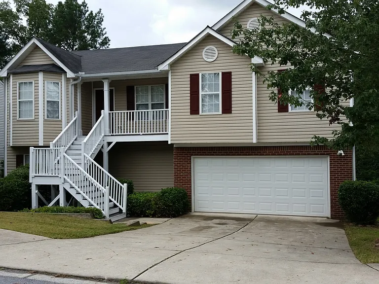 215 Bainbridge Cir — Photo 2