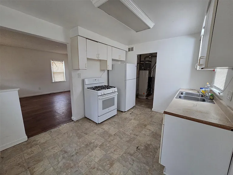 24511 Florence St — Photo 14