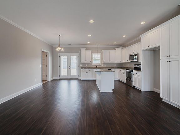 5th image of 637 Laurel Ln