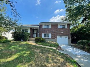 4 Sherwood Dr, Plainview, NY 11803