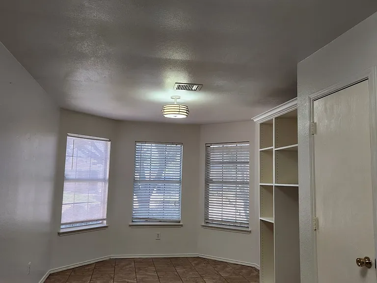1557 Crown View Dr — Photo 3
