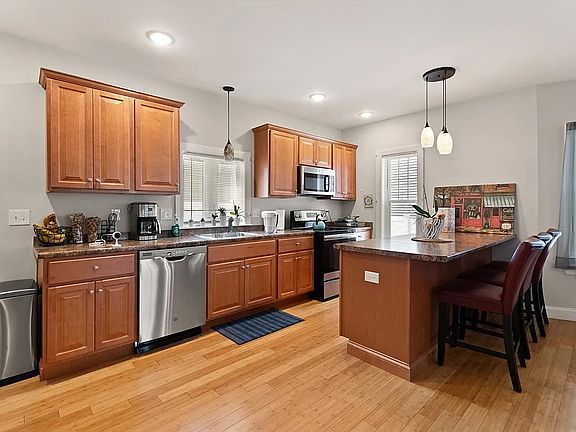 2nd image of 90 Ashland St Floor 1