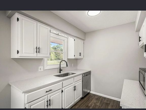 3rd image of 827 Elm Creek Cir N