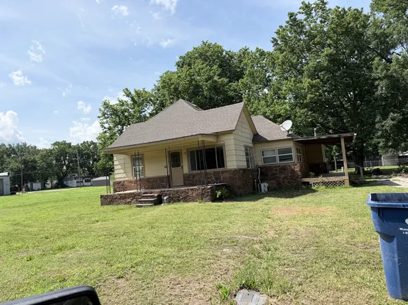 205 E 6th Ave, Caney, KS 67333