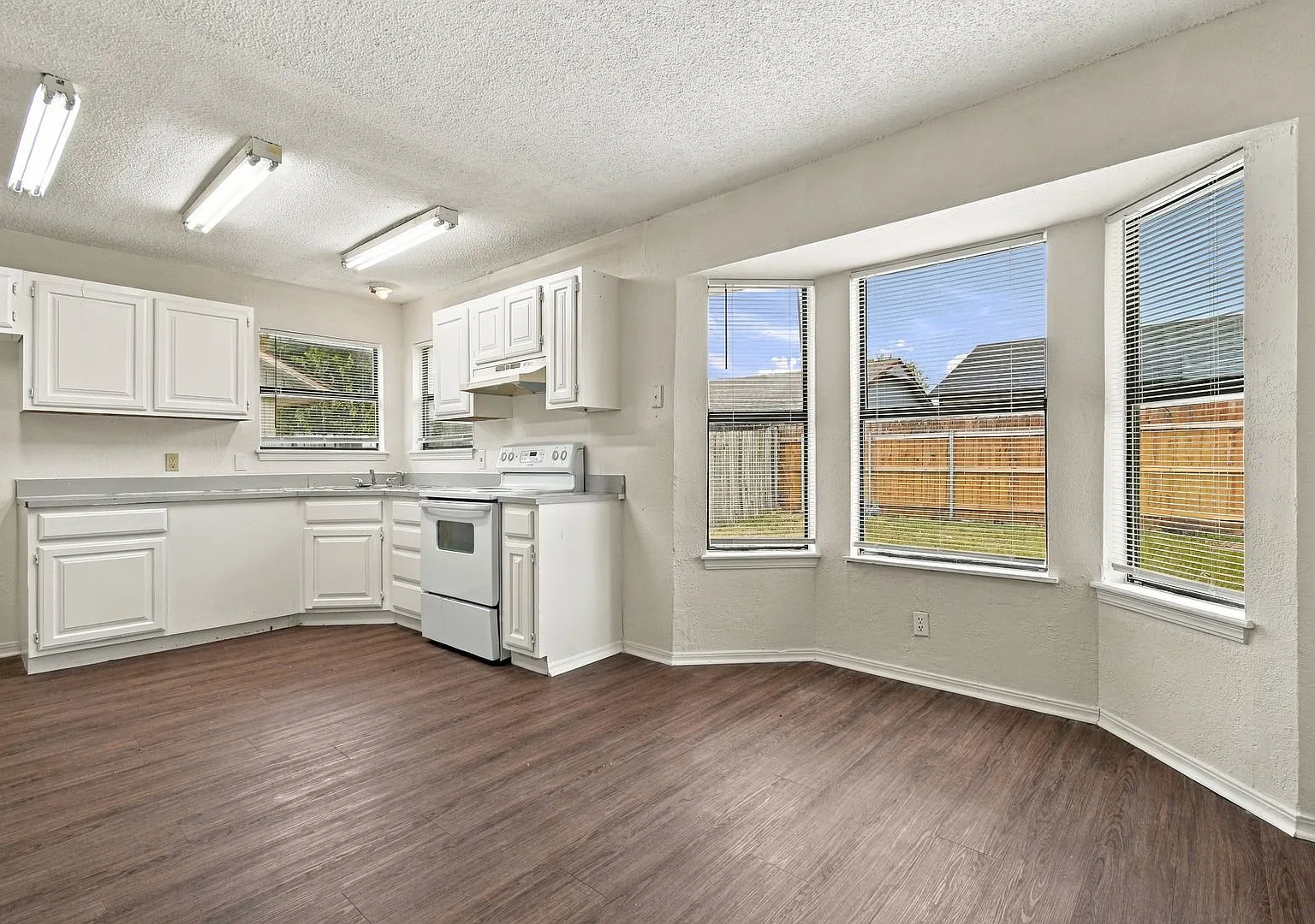 3 Bed | 2 Bath in East Tulsa! — Photo 3