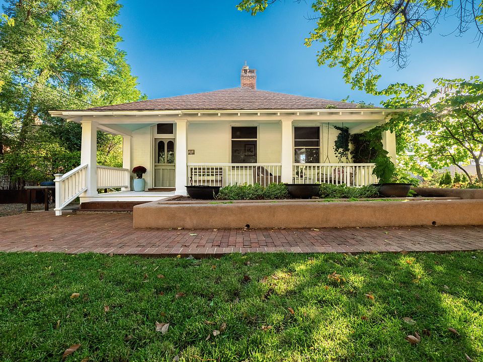 Beautiful and spacious front porch.
