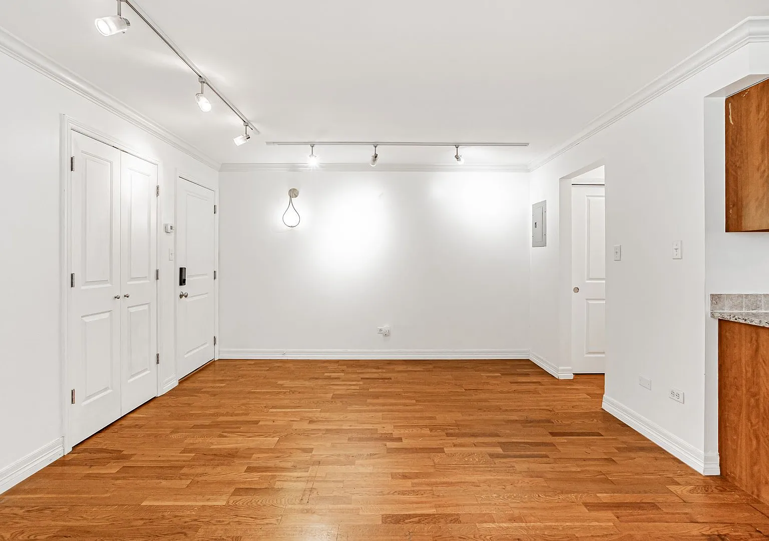 Cozy Studio in Cheesman Park, with Washer and Dryer in Unit — Photo 2