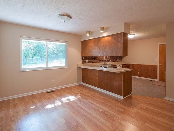 3rd image of 718 N Lindsey Ave