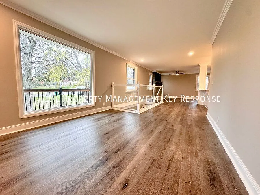 Modern Living in 4 BR with Private Full Suite and Fenced Backyard in lovely Neely's Bend Community! — Photo 3