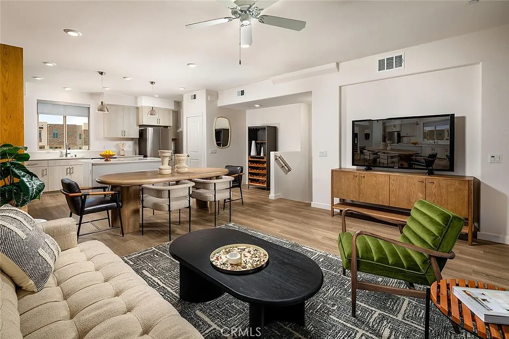 2 bed, 1.5 bath, 1275 sqft, $4,200 — Photo 4