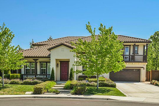 4 garage & 6 car driveway!
