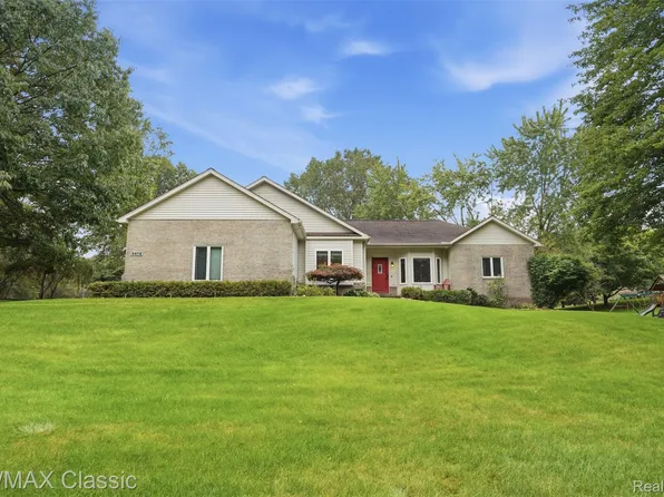 5472 E Alyssa Ct, White Lake, MI 48383