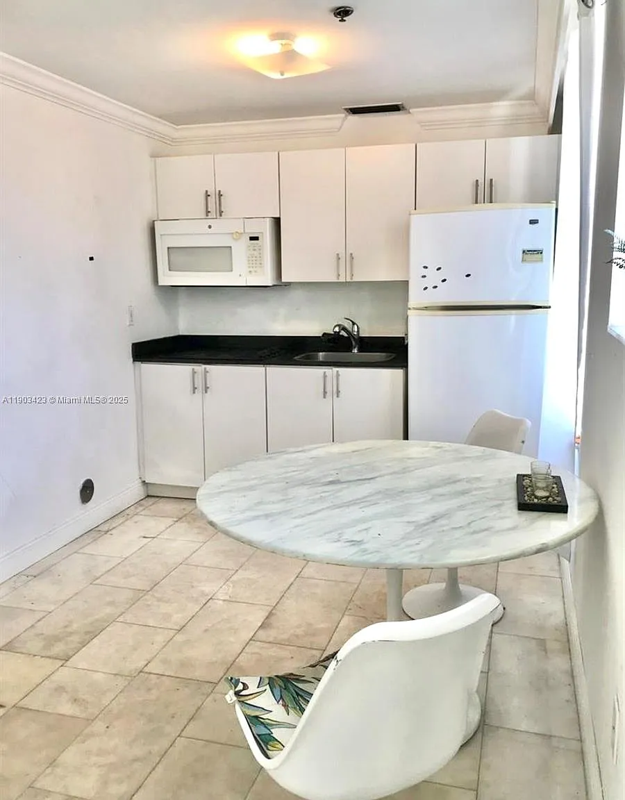 The Elaine Condo — Photo 2
