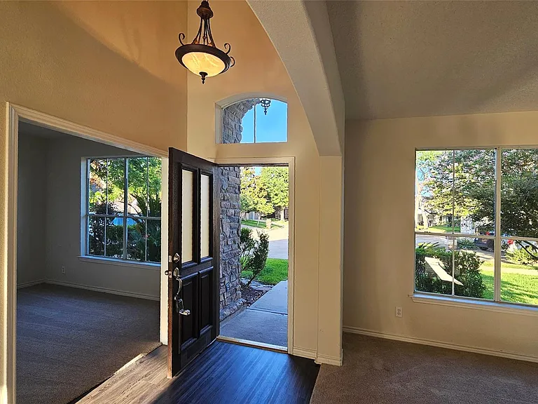 2202 Cherry Hill Ct — Photo 4