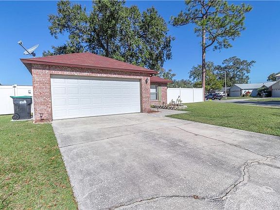 3rd image of 832 Oak Manor Cir