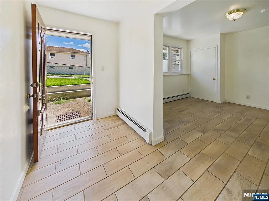 3 bed, 2.0 bath, $2,900 — Photo 2