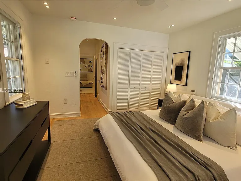 1305 Alhambra Cir — Photo 41